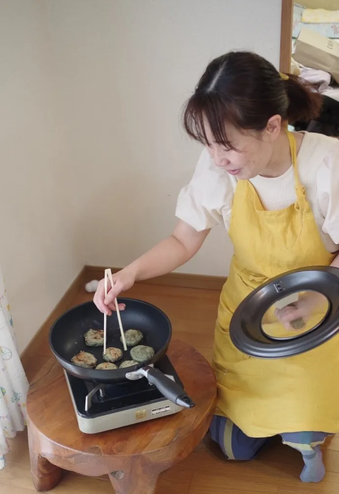 目の前でよもぎ餅のおやつを作る様子