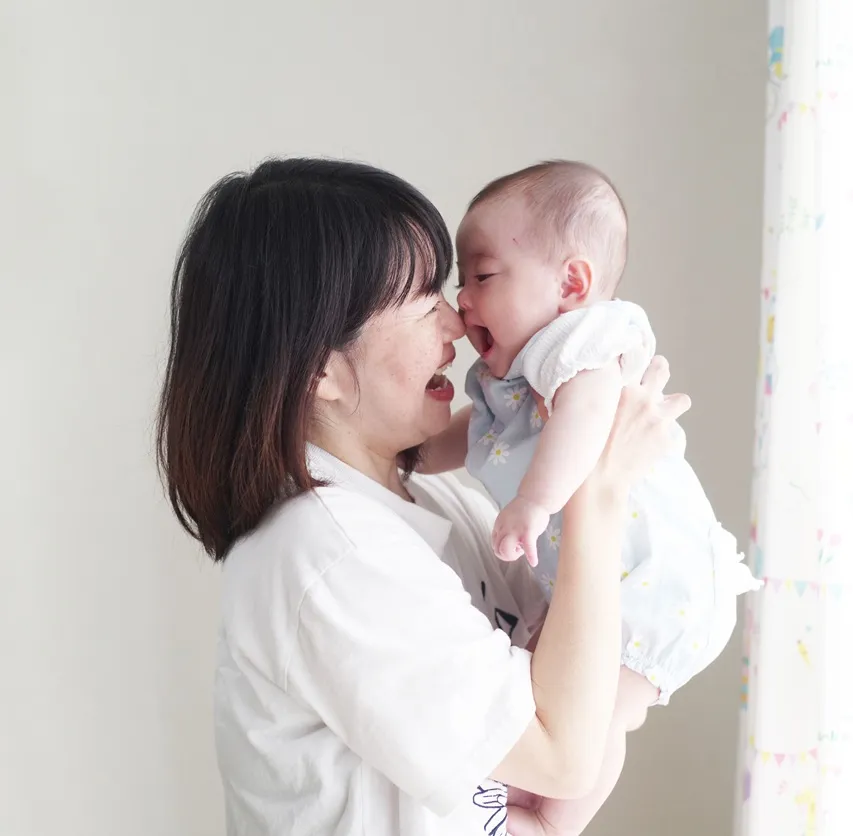 赤ちゃんとママの画像