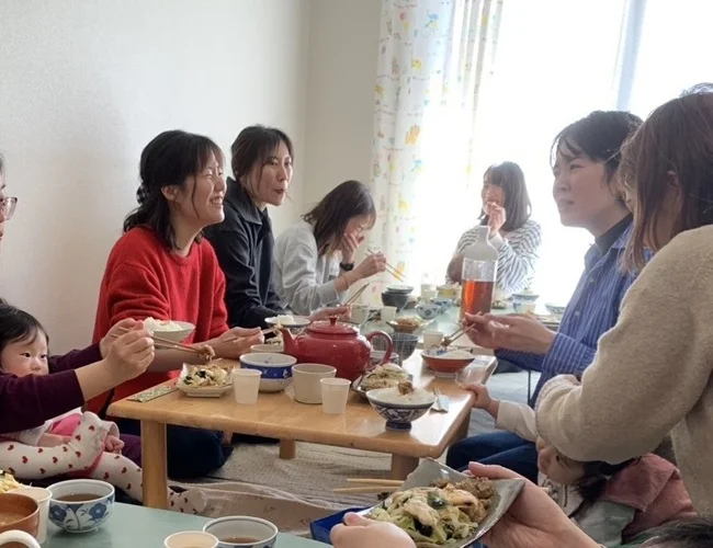 ママ同士の笑顔の写真